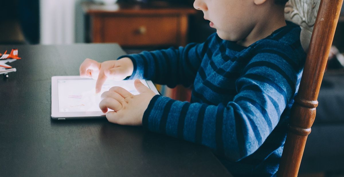 Niño pequeño mirando una tablet