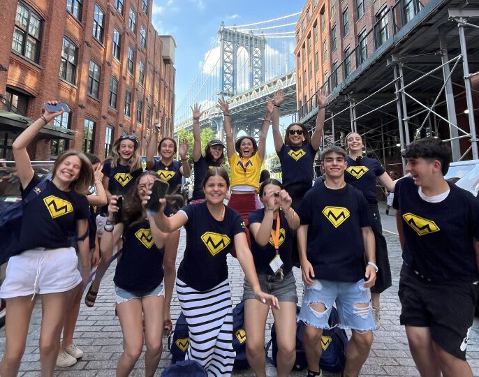 Grupo del campamento de verano en Estados Unidos con el skyline de Nueva York de fondo