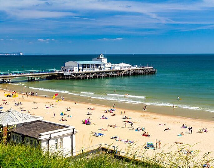 Campamento de verano para jovenes en Bournemouth, Inglaterra. Vista del muelle.