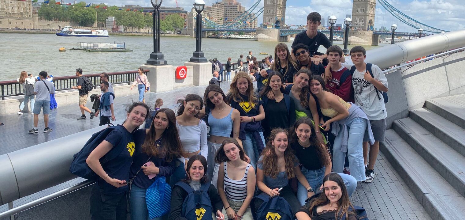 El grupo del campamento de inglés en Brighton posando en los jardines del Buckingham Palace