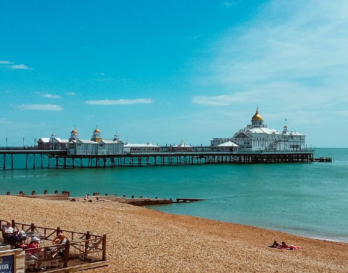 Dos alumnas del curso de inglés en Eastbourne posando junto al Pier